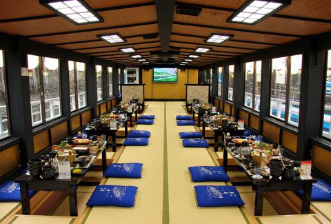 屋形船　座敷
